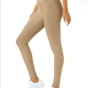 NWOT Alo Yoga High-Waist Airlift leggings in Gravel